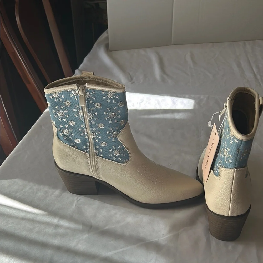 Stylish Cream and Blue Ankle Boots with Elastic Panels